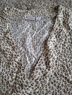 GAP Womens Medium Animal Print V Neck Blouse